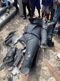 Haiti - FLASH : A madman destroys a statue of J-J Dessalines, under the applause