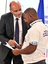 Haiti - Politic : Delivery of subsidy checks and fuel cards for public transport