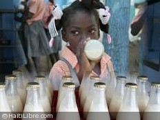 Haiti - Education : Sophia Martelly distributes milk in schools