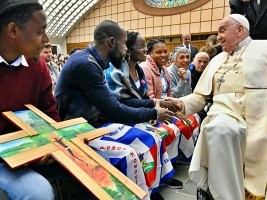 Haiti - Religion : Young Haitians offer a cross to Pope Francis