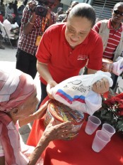 Haiti - Social : Sophia Martelly celebrates Christmas with the third age